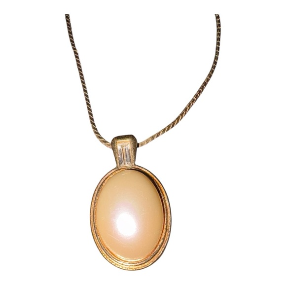 Avon Vintage 80s/90s Gold-Tone Oval Faux Pearl Pendant Necklace – Classic JB9 - Picture 3 of 6
